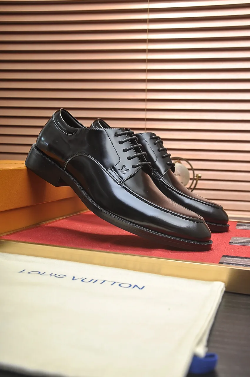 Men's men's shoes 💰520💶 [LV] (original single cowhide lining) 🍀LV's latest genuine leather business suit shoes are launched simultaneously on the official website. The first-layer cowhide imported from Italy is made of heavy gold, 💥official website 1:1 rubber outsole. Versatile to wear, high-end without losing class, and the color combination is extraordinary. This four-season style is alluring when worn on your feet, showing off your big-name flair. Standard code 38-45 (45 customized)
